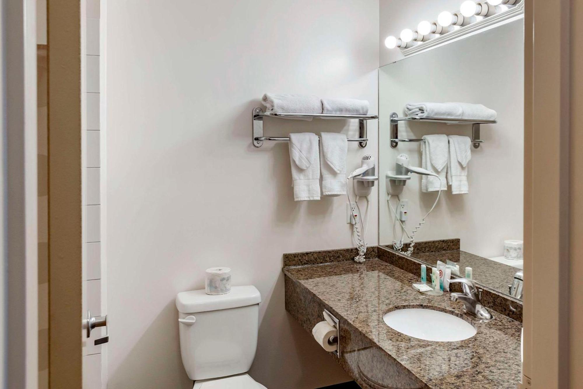 Quality Inn & Suites Edmonton International Airport Leduc Buitenkant foto