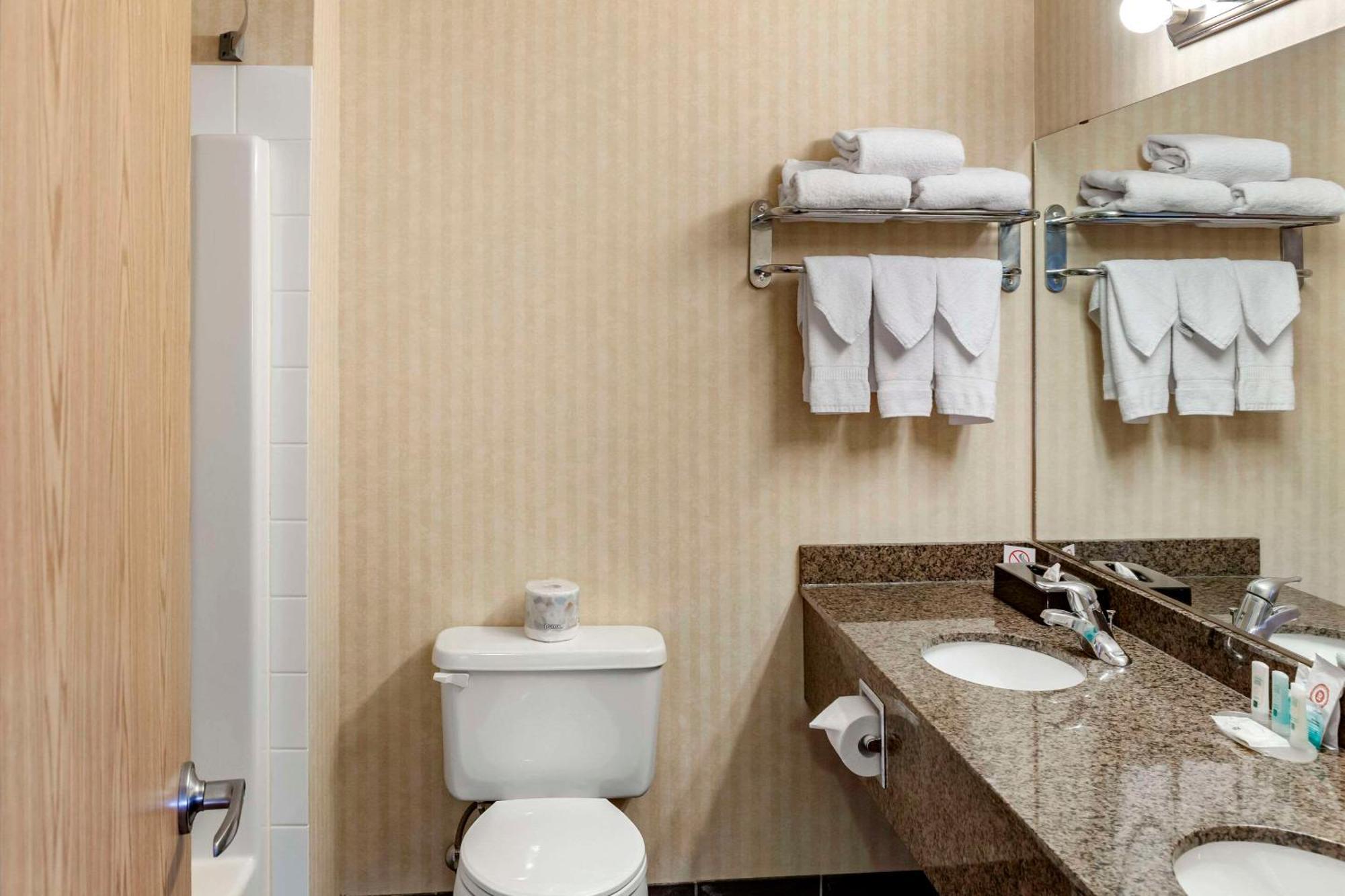 Quality Inn & Suites Edmonton International Airport Leduc Buitenkant foto