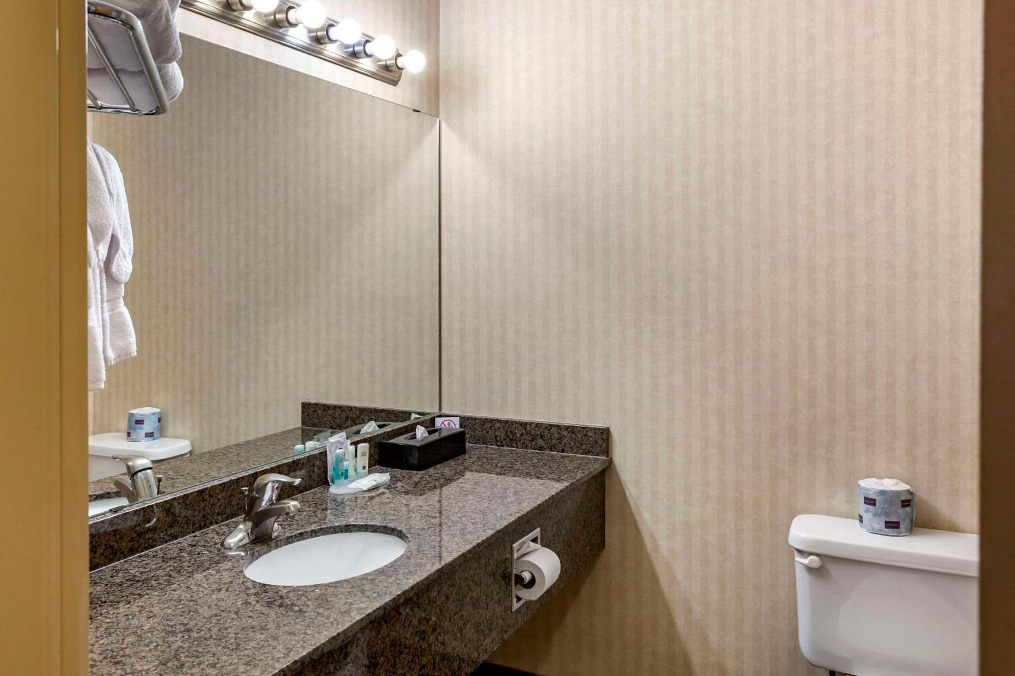 Quality Inn & Suites Edmonton International Airport Leduc Buitenkant foto